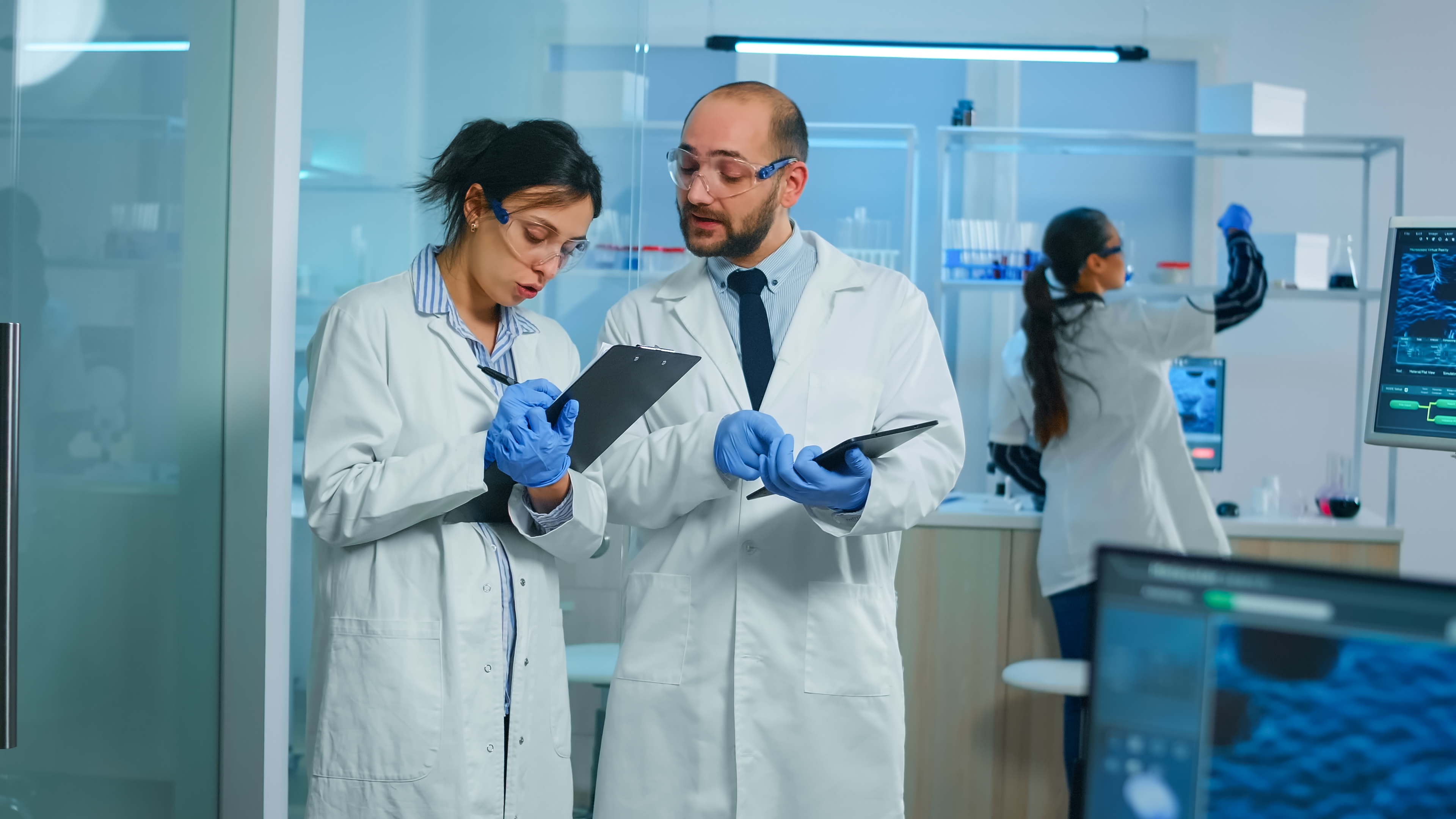 Equipo de investigadores realizando análisis de suelos